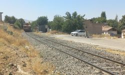 Malatya'da feci ölüm: Yük treni çarptı!