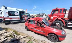 Manisa'da zincirleme kaza! Araç hurdaya döndü