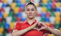 Milli sporcu hem dünya rekoru kırdı hem altın madalya kazandı