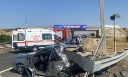 Otomobil, bariyerlere bir ok gibi saplandı: 1 ölü, 4 yaralı