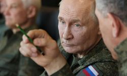 Putin askeri üniforma giydi