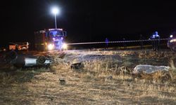 0tomobil tarlaya uçtu: 2 ölü, 1 yaralı