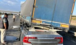 Adana'da korkunç kaza: TIR'a ok gibi saplandı