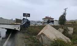 Afyonkarahisar'da mermer yüklü tır, metrelerce kaydı