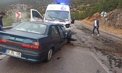 Ambulans ile otomobil kafa kafaya çarpıştı: 4 yaralı