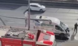 Avcılar'da minibüsün çarptığı elektrik direği D-100'e devrildi