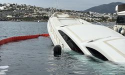Bodrum'da iskeleye demirli lüks yat su alıp battı