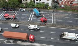 Büyükçekmece E-5'te devrilen tır nedeniyle yol kapandı