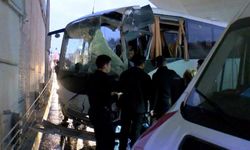 Çevik kuvvet otobüsü üst geçide çarptı