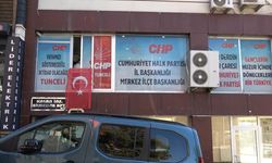 CHP'li İl Başkanı kendini binaya kilitleyip eylem yaptı: 'Çözüm bulunmazsa çıkmayacağız&#0