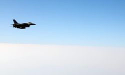 Cumhurbaşkanı Erdoğan'ın Maskat Havaalanına inişinde F-16 savaş uçakları eşlik etti