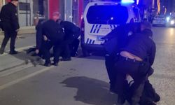 Dükkan basıp polise direnen şahıslar gazetecilere saldırdı
