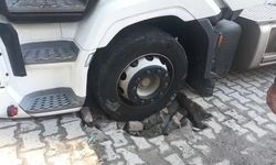 Esenyurt'ta TIR lastiği yola saplandı