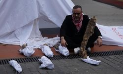 Gazze'de ölen bebeklere dikkat çekmek için kefenli eylem yaptı