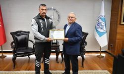 Genç kızı kurtaran güvenlik görevlisine ödül