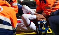 Gözyaşlarını tutamadı! Sahadan sedyeyle çıkarıldı