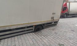 Güngören'de kamyon, çöken yolda oluşan çukura saplandı