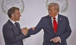 İki lider birbirini tehdit etti iddası! Trump-Macron tokalaşması dünya basınında
