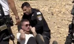 İsrail polisi, Filistin'de toprak gasbına karşı çıkan İsrailli aktivisti dövdü