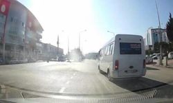 Kırmızı ışıkta geçen dolmuş şoförü yolcuların canını hiçe saydı