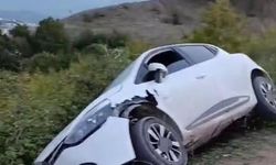 Kontrolden çıkan otomobil uçurumun eşiğinde durdu!