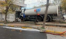 Küçükçekmece'de İSKİ'ye ait su tankerinin iş yerine girdiği anlar