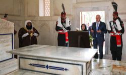 Kurtulmuş, Muhammed İkbal'in kabrini ziyaret etti