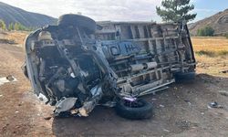 Minibüs, istinat duvarından düştü: 4 yaralı