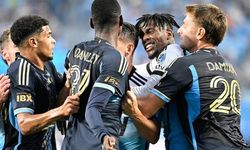 Olay adam Zaha yine yaptı yapacağını! Önce gol attı sonra kırmızı kart gördü
