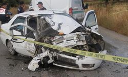 Otomobille kamyonet kafa kafaya çarpıştı: 1 ölü 2 yaralı