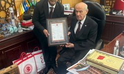Teşkilat binasının tapusunu Genel Başkan Devlet Bahçeli'ye takdim ettiler