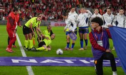 Türkiye - Kosova maçının hakemi İstiklal Marşı okunurken bayıldı