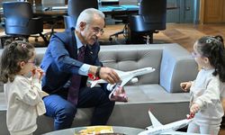 Uçak görünce mutlu olan Erva ve Zümra hayallerine kavuştu!