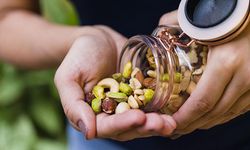 Yiyin, yedirin! Kolon kanserinden ölüm riskini %57 düşüren besin...