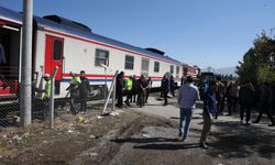 Yolcu treni öğrenci servisine çarptı: Çok sayıda yaralı var!