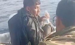 Yunanistan'a geçmek isterken bottan düşen genç 12 saat yüzerek hayatta kaldı