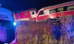 2 yolcu treni çarpışTI! Çok sayıda yaralı var