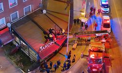 2'inci kattan düştü! Hayatını kafenin tentesi kurtardı
