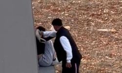 Adana'da bir kişi, tartıştığı kadını çantayla dövdü