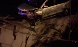 Akılalmaz kaza! Virajı alamayan otomobil evin damına uçtu