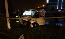 Aydınlatma direğine çarpan minibüs sürücüsü hayatını kaybetti