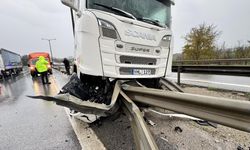 Bariyerlere çarpan tırın sürücüsü kazadan yara almadan kurtuldu