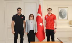 Başkan Şahin, makamında şampiyon yüzücüleri ağırladı