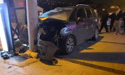 Beton direğe ok gibi saplanan araçtan 5 kişi böyle çıkarıldı