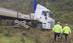 Beykoz'da şarampole savrulan tırın sürücüsü yaralandı