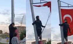 Bursa'da çocukların Türk bayrağı hassasiyeti: Direğe tırmanıp düzelttiler