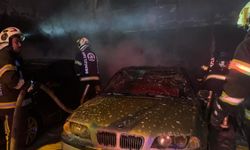 Denizli'de oto galeride çıkan yangında 5 araç hasar gördü