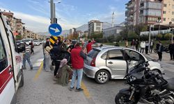 Denizli'de otomobille motosikletin çarpışması sonucu 4 kişi yaralandı