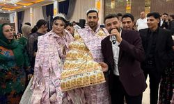 Düğünde gelin ve damada paradan yelek giydirip, taç taktılar