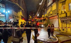 Fatih'te binanın çatısında yangın